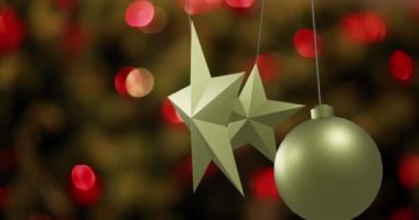 Işık lekeleri üzerine yılbaşı süslerinin animasyonu. Noel, gelenek ve kutlama konsepti dijital olarak oluşturuldu.