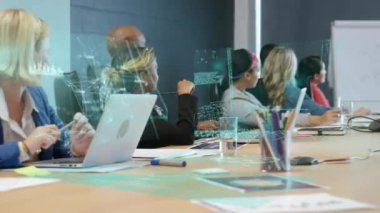 Ofisteki çeşitli iş adamları üzerinde veri işleme animasyonu. Küresel iş, finans, bilgisayar ve veri işleme kavramı dijital olarak oluşturulmuş video.