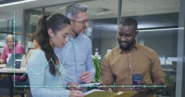 Ofiste toplanan çeşitli iş adamlarının finansal veri işleme animasyonları. Küresel iş, finans ve dijital arayüz kavramı dijital olarak oluşturulmuş video.