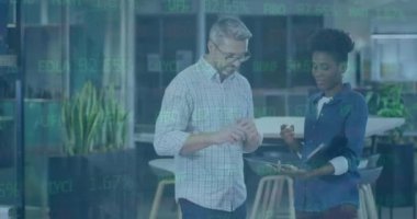 Ofisteki çeşitli iş adamları üzerinde finansal veri işleme animasyonu. Küresel iş, finans, bilgisayar ve veri işleme kavramı dijital olarak oluşturulmuş video.