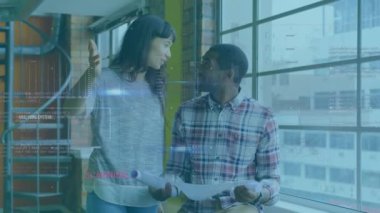 Ofisteki çeşitli iş adamları üzerinde veri işleme animasyonu. Küresel iş ve dijital arayüz kavramı, dijital olarak oluşturulmuş video.