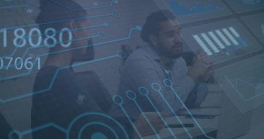 Ofiste toplanan çeşitli iş adamlarının veri işleme animasyonları. Küresel iş, finans ve dijital arayüz kavramı dijital olarak oluşturulmuş video.