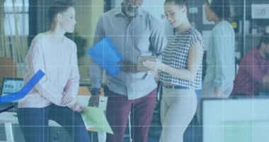 Ofisteki çeşitli iş adamları üzerinde finansal veri işleme animasyonu. Küresel iş, finans, bilgisayar ve veri işleme kavramı dijital olarak oluşturulmuş video.