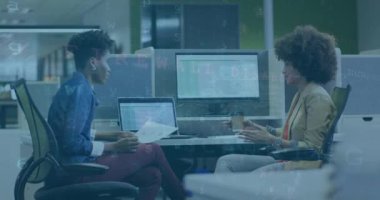 Ofisteki çeşitli iş adamları üzerinde finansal veri işleme animasyonu. Küresel iş, finans, bilgisayar ve veri işleme kavramı dijital olarak oluşturulmuş video.