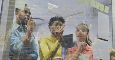 Ofiste toplanan çeşitli iş adamlarının finansal veri işleme animasyonları. Küresel iş, finans ve dijital arayüz kavramı dijital olarak oluşturulmuş video.