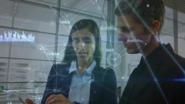 Ofisteki çeşitli iş adamları üzerinde bağlantı ve veri işleme animasyonları. Küresel iş, finans, bilgisayar ve veri işleme kavramı dijital olarak oluşturulmuş video.