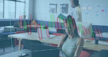 Ofisteki çeşitli iş adamları üzerinde finansal veri işleme animasyonu. Küresel iş, finans, bilgisayar ve veri işleme kavramı dijital olarak oluşturulmuş video.