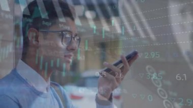 Akıllı telefon kullanan beyaz iş adamının finansal veri işleme animasyonu. Küresel iş, finans, bilgisayar ve veri işleme kavramı dijital olarak oluşturulmuş video.