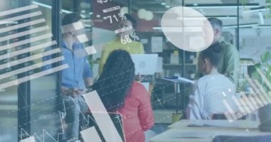 Ofiste toplanan çeşitli iş adamlarının finansal veri işleme animasyonları. Küresel iş, finans ve dijital arayüz kavramı dijital olarak oluşturulmuş video.