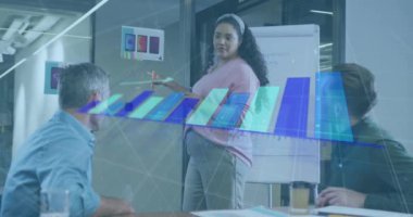 Ofisteki çeşitli iş adamları üzerinde finansal veri işleme animasyonu. Küresel iş, finans, bilgisayar ve veri işleme kavramı dijital olarak oluşturulmuş video.