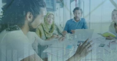 Ofiste toplanan çeşitli iş adamlarının finansal veri işleme animasyonları. Küresel iş, finans ve dijital arayüz kavramı dijital olarak oluşturulmuş video.