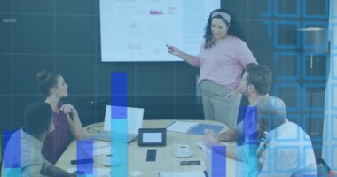 Ofiste toplanan çeşitli iş adamlarının finansal veri işleme animasyonları. Küresel iş, finans ve dijital arayüz kavramı dijital olarak oluşturulmuş video.