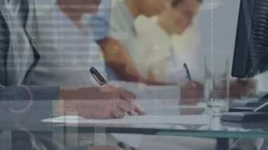 Ofiste çalışan çeşitli iş adamları üzerinde finansal veri işleme animasyonu. Küresel iş, finans ve dijital arayüz kavramı dijital olarak oluşturulmuş video.