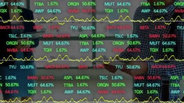 Ofisteki çeşitli iş adamları üzerinde finansal veri işleme animasyonu. Küresel iş, finans, bilgisayar ve veri işleme kavramı dijital olarak oluşturulmuş video.
