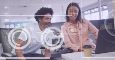 Ofisteki melez iş adamları üzerinde veri işleme animasyonu. Küresel iş ve dijital arayüz kavramı dijital olarak oluşturulmuş video.