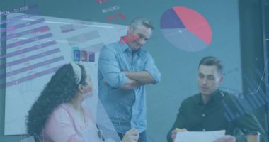 Ofisteki çeşitli iş adamları üzerinde finansal veri işleme animasyonu. Küresel iş, finans, bilgisayar ve veri işleme kavramı dijital olarak oluşturulmuş video.