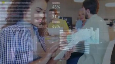 Ofisteki çeşitli iş adamları üzerinde finansal veri işleme animasyonu. Küresel iş, finans, bilgisayar ve veri işleme kavramı dijital olarak oluşturulmuş video.