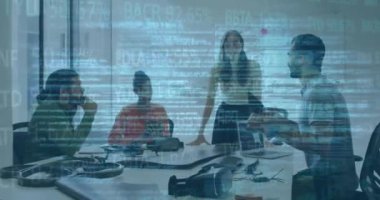 Ofisteki çeşitli iş adamları üzerinde finansal veri işleme animasyonu. Küresel iş, finans, bilgisayar ve veri işleme kavramı dijital olarak oluşturulmuş video.