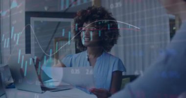 Ofisteki çeşitli iş adamları üzerinde veri işleme animasyonu. Küresel iş ve dijital arayüz kavramı dijital olarak oluşturulmuş video.