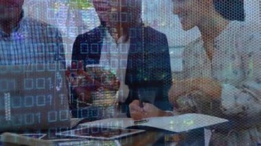 Ofisteki çeşitli iş adamları üzerinde veri işleme animasyonu. Küresel iş ve dijital arayüz kavramı dijital olarak oluşturulmuş video.