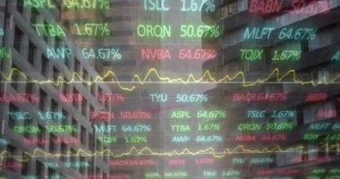 Şehir manzarası üzerinde finansal veri işleme animasyonu. Küresel iş, finans, bilgisayar ve veri işleme kavramı dijital olarak oluşturulmuş video.