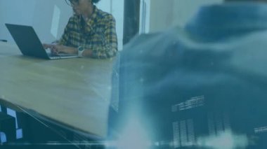 Ofisteki çeşitli iş adamları üzerinde veri işleme animasyonu. Küresel iş ve dijital arayüz kavramı, dijital olarak oluşturulmuş video.