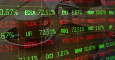 Akıllı telefon kullanan beyaz adamın finansal veri işleme animasyonu. Küresel iş, finans ve dijital arayüz kavramı dijital olarak oluşturulmuş video.