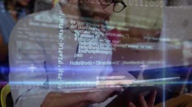 Ofisteki çeşitli iş adamları üzerinde veri işleme animasyonu. Küresel iş ve dijital arayüz kavramı dijital olarak oluşturulmuş video.