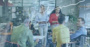 Ofiste toplanan çeşitli iş adamlarının finansal veri işleme animasyonları. Küresel iş, finans ve dijital arayüz kavramı dijital olarak oluşturulmuş video.