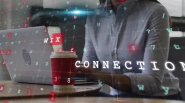 Beyaz kadının dizüstü bilgisayar kullanarak veri işleme animasyonu. Küresel iş ve dijital arayüz kavramı dijital olarak oluşturulmuş video.