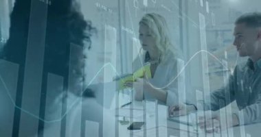 Ofiste toplanan çeşitli iş adamlarının finansal veri işleme animasyonları. Küresel iş, finans ve dijital arayüz kavramı dijital olarak oluşturulmuş video.