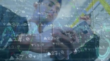 Akıllı telefon kullanarak çift ırklı iş adamının veri işleme animasyonu. Küresel iş ve dijital arayüz kavramı dijital olarak oluşturulmuş video.