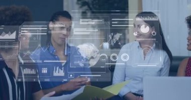 Ofisteki çeşitli iş adamları üzerinde veri işleme animasyonu. Küresel iş ve dijital arayüz kavramı dijital olarak oluşturulmuş video.