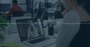 Ofisteki çeşitli iş adamları üzerinde finansal veri işleme animasyonu. Küresel iş, finans, bilgisayar ve veri işleme kavramı dijital olarak oluşturulmuş video.