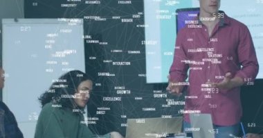 Ofisteki çeşitli iş adamlarının iş metinlerinin animasyonu. Küresel iş ve dijital arayüz kavramı dijital olarak oluşturulmuş video.