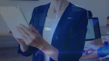 Ofisteki çeşitli iş adamları üzerinde veri işleme animasyonu. Küresel iş ve dijital arayüz kavramı dijital olarak oluşturulmuş video.