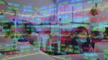 Ofisteki çeşitli iş adamları üzerinde finansal veri işleme animasyonu. Küresel iş, finans, bilgisayar ve veri işleme kavramı dijital olarak oluşturulmuş video.