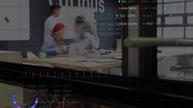 Ofisteki çeşitli iş adamları üzerinde finansal veri işleme animasyonu. Küresel iş, finans, bilgisayar ve veri işleme kavramı dijital olarak oluşturulmuş video.