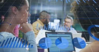 Ofiste toplanan çeşitli iş adamlarının finansal veri işleme animasyonları. Küresel iş, finans ve dijital arayüz kavramı dijital olarak oluşturulmuş video.