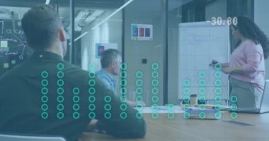 Ofiste toplanan çeşitli iş adamlarının finansal veri işleme animasyonları. Küresel iş, finans ve dijital arayüz kavramı dijital olarak oluşturulmuş video.