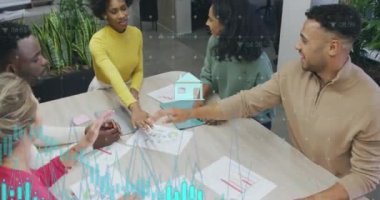 Ofiste toplanan çeşitli iş adamlarının finansal veri işleme animasyonları. Küresel iş, finans ve dijital arayüz kavramı dijital olarak oluşturulmuş video.