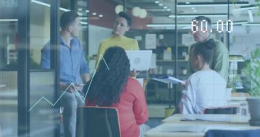 Ofiste toplanan çeşitli iş adamlarının finansal veri işleme animasyonları. Küresel iş, finans ve dijital arayüz kavramı dijital olarak oluşturulmuş video.