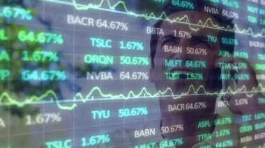 Akıllı telefon kullanan beyaz iş adamının finansal veri işleme animasyonu. Küresel iş, finans, bilgisayar ve veri işleme kavramı dijital olarak oluşturulmuş video.