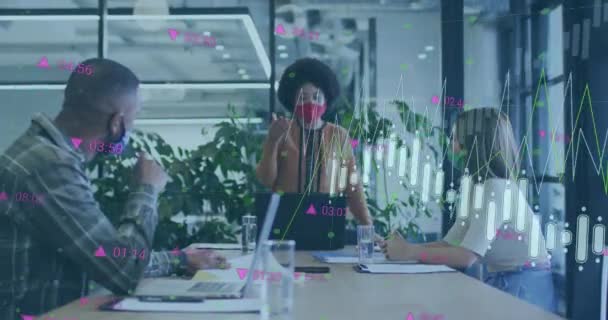 Анимация Обработки Финансовых Данных Над Различными Деловыми Людьми Масках Офисах — стоковое видео