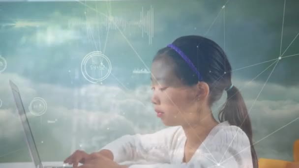 ノートパソコンを使用して アジアの女の子の上に接続されたドット グラフ 音波や密な雲のアニメーション デジタル複合体 複数の露出 子供時代 教育と技術の概念 — ストック動画