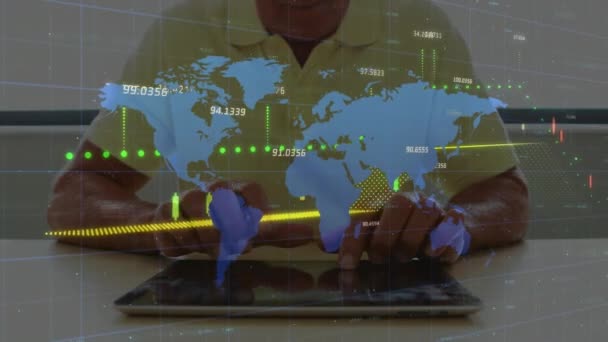 Animation Financial Data Processing World Map Caucasian Man Using Tablet — Vídeo de Stock