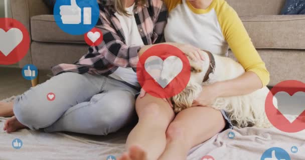 猫の犬とソファに座っている白人女性のカップルの上に心とアイコンのようなアニメーション バレンタイン 愛とお祝いのコンセプトデジタル生成ビデオ — ストック動画