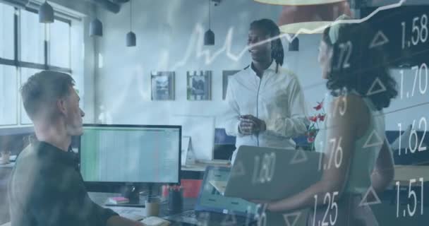 多様なビジネス関係者がオフィスで会う上での財務データ処理のアニメーション グローバルビジネス デジタルインターフェイスの概念デジタル生成されたビデオ — ストック動画
