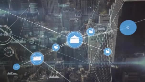 背景の都市の空中ビュー上の接続されたアイコン 数とグラフのアニメーション デジタル複合材 複数の露光 レポート ビジネス ドローン テクノロジーの概念 — ストック動画