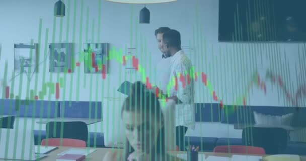 オフィス内の多様なビジネス人に対する財務データ処理のアニメーション グローバルビジネス コンピューティング データ処理の概念デジタルで生成されたビデオ — ストック動画